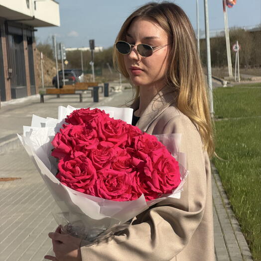 Из ярких фуксия роз