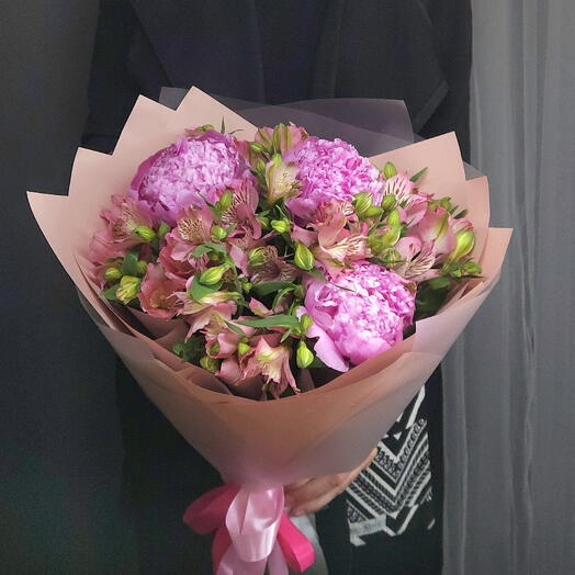 Букет с пионами и альстромерией 💕