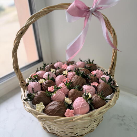 Корзина с клубникой в шоколаде 25 см