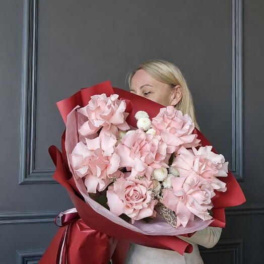Французские розы розовые 🌸 
Кустовая хризантема Пуговки 
В яркой упаковке 🎀