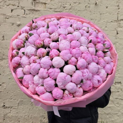 Букет из 101 розовых пионов