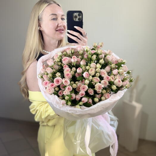 Круглый букет из розовых кустовых роз