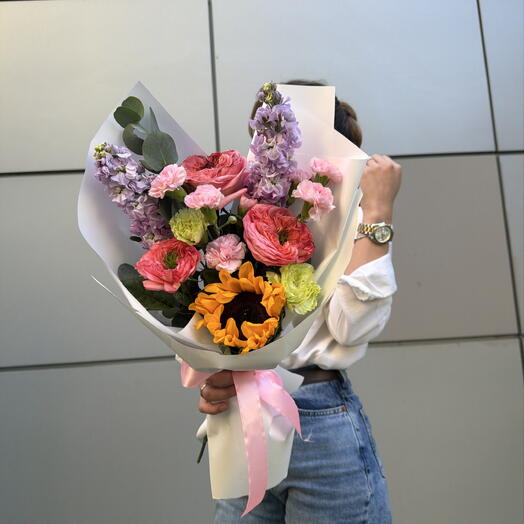 «Солнечное очарование 🌞: дофаминовый букет с маттиолой, эвкалиптом, пионовидной  розой  сорта MONDARIN, и подсолнухом🌻»🌺