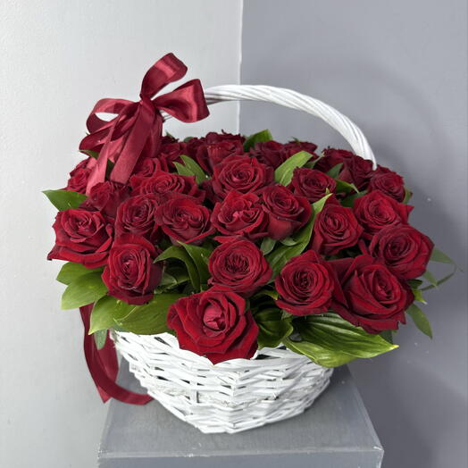 Корзина из 37 алых роз