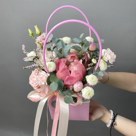 Букет в сумочке с пионом Coral Charm