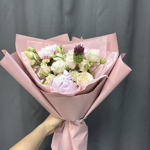 Нежный букет из пионов, кустовых роз, ромашек, эустомы и аллиума