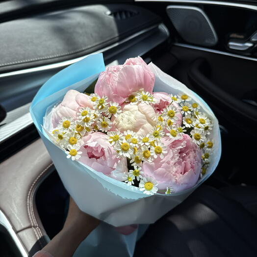 Букет из летних пионов и ромашек