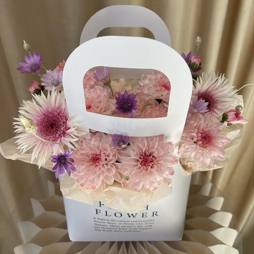 Розовая хризантема и гербера в сумочке 🌸