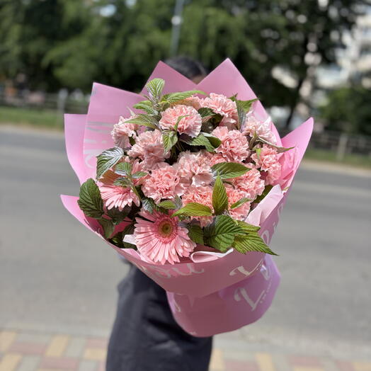 Букет из Розовых гвоздик, Герберов и веток малины