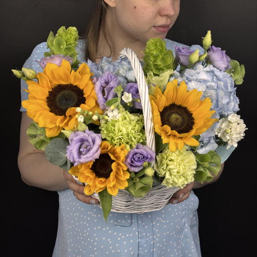 Корзина с подсолнухами