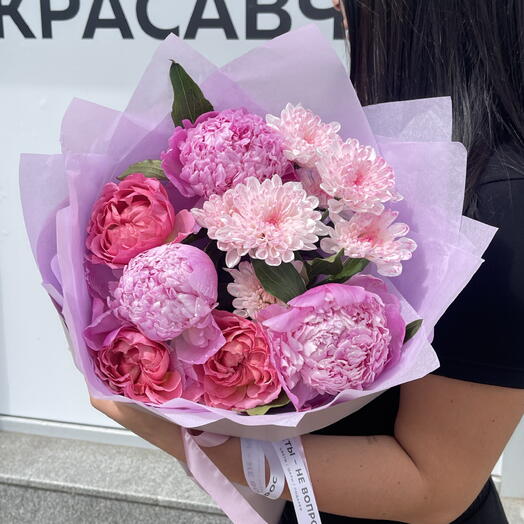 Сборный букет с малиновыми пионами
