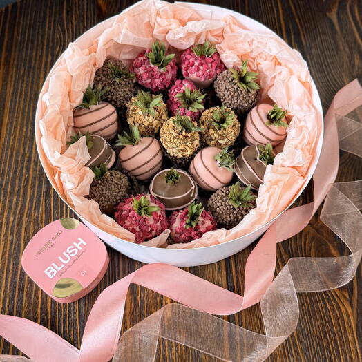Клубника в шоколаде D20 + подарок от Vivienne Sabo — румяна MACARON