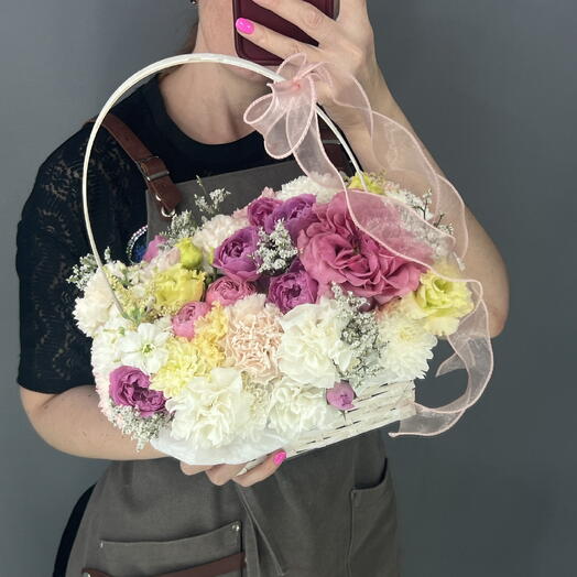 Корзина нежная 🥰 пионовидная кустовая Роза 🌺 кремовая эустома 🌸 диантус 💕