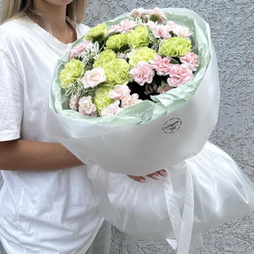 Яркий букет с кустовыми и одноголовыми диантусами