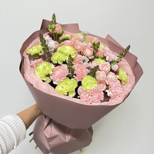 Букет с кустовой розой диантусом и маттиолой 💗