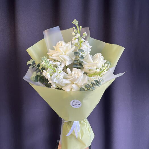 Недорогой букет с французскими розами
