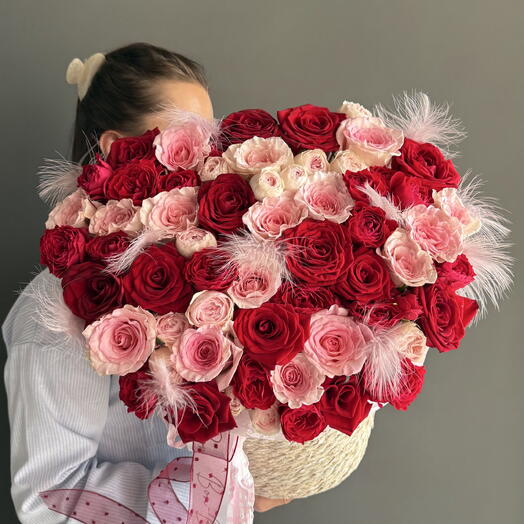 Корзина с красными розами