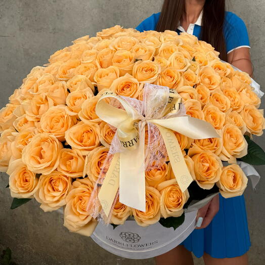 101 роза Peach Avalanche в коробке