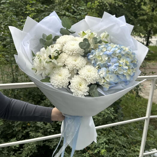 Букет с голубой гортензией