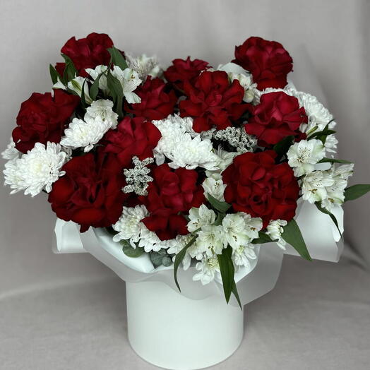 Акция! Большая композиция в шляпной коробке🌹 французские красные розы, хризантема, альстромерия