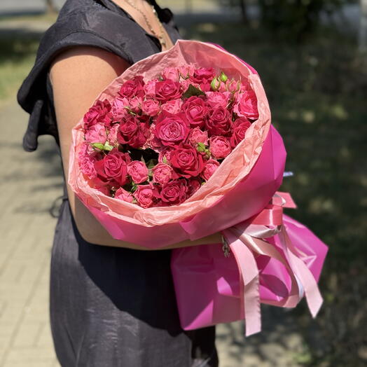 Малиновый букет из роз