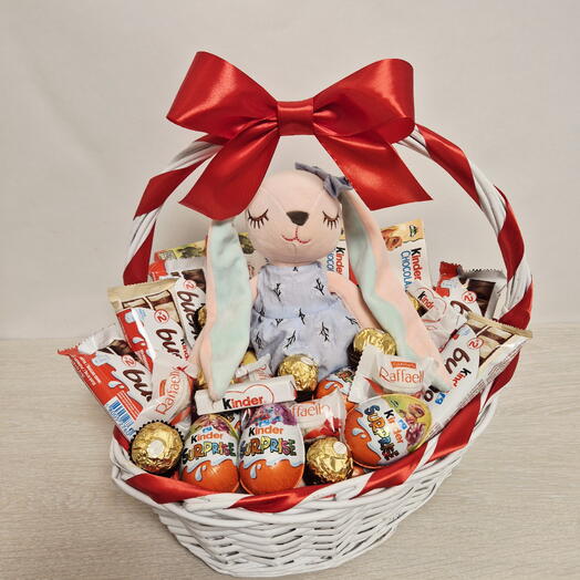 Подарочная корзина с игрушкой