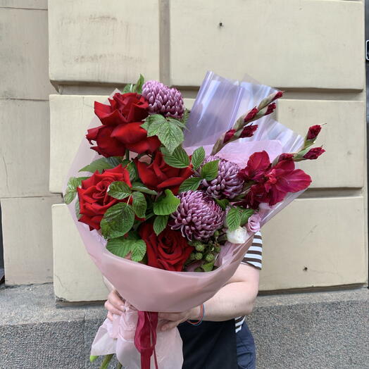 Авторский букет с французскими розами , гладиолусами и малиной