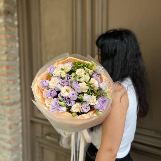 Mix of roses and eustoma