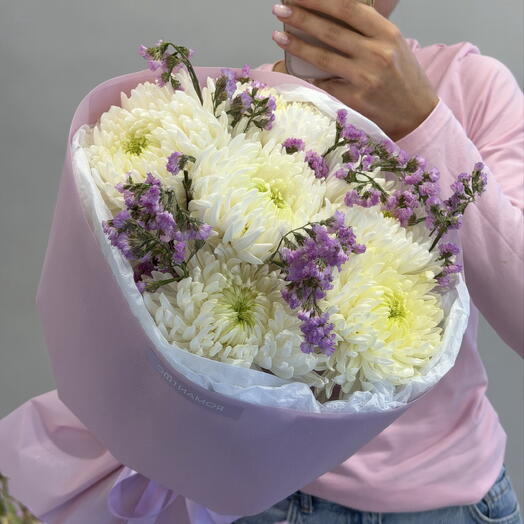 Сборный букет из одноголовой хризантемы и статицы