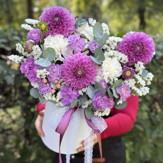 Ажурная композиция с Георгинами , Статицей и Диантусами