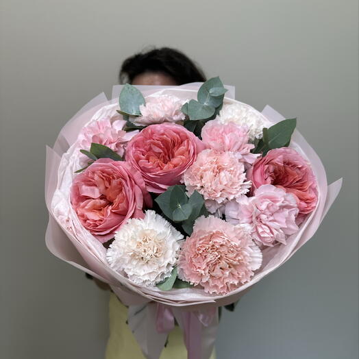 Букет с пионовидными розами Pink Expression и стойкими диантусами