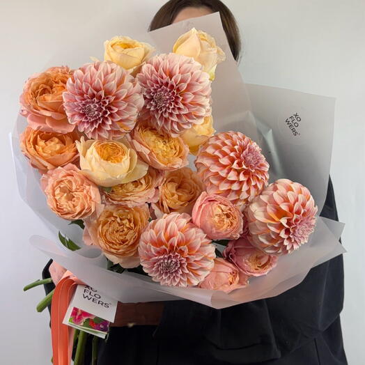 Букет из георгин и кустовой пионовидной розы «Джульетта» от XOFLOWERS