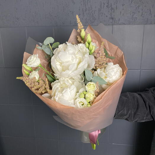 Авторский букет с белыми пионами