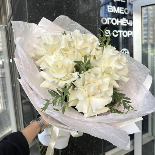 Букет из крупных белых роз 5шт с эвкалиптом