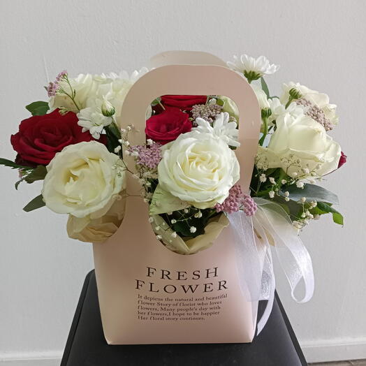 Композиция в сумочке из роз.🌹