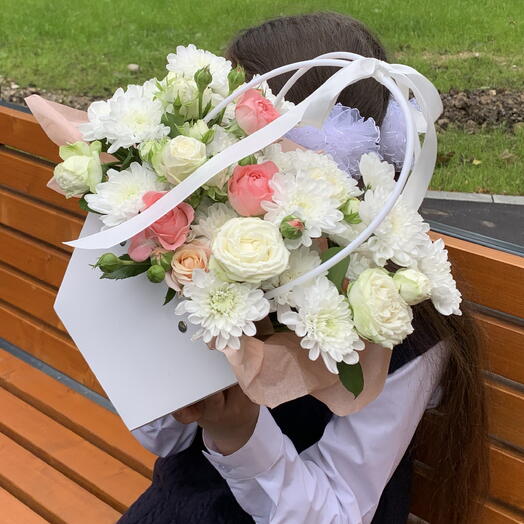Композиция из хризантем в сумочке на 1 сентября «Юность»