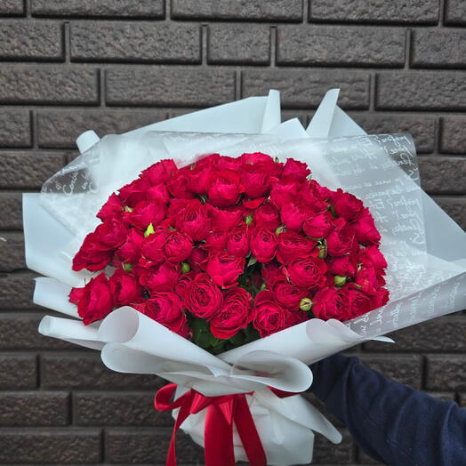 монобукет из ярких красных кустовых роз 19ш🌹