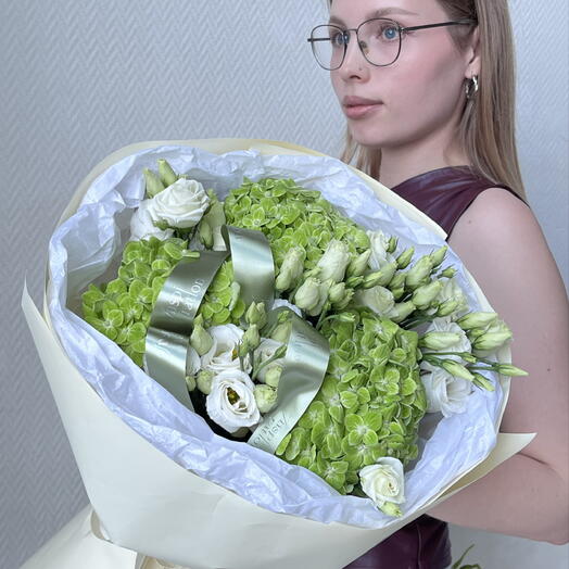 Зеленый букет с гортензиями