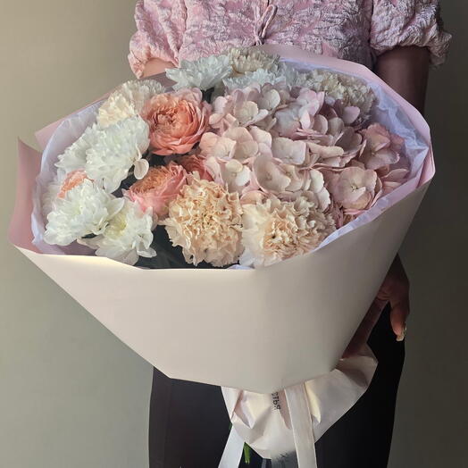 Авторский букет «Нежная гармония» 🌸
Гортензия, кустовая роза Джульетта, хризантема Алтай и нежные диантусы