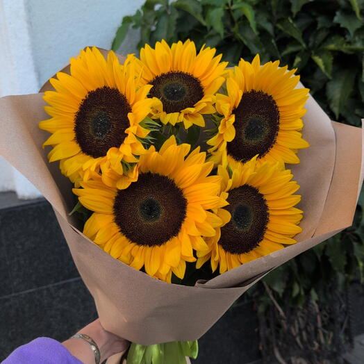 Букет из 5 подсолнухов в крафте 🌻