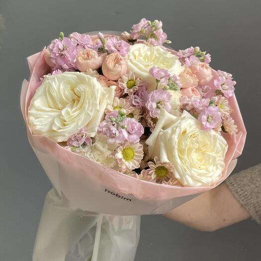 Букет с пионовидными розами и маттиолой💜