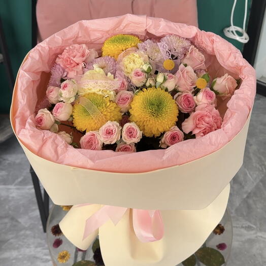 Сборный дофаминовый букет из кустовой розы, одного двух и кустовых хризантем и диантусов