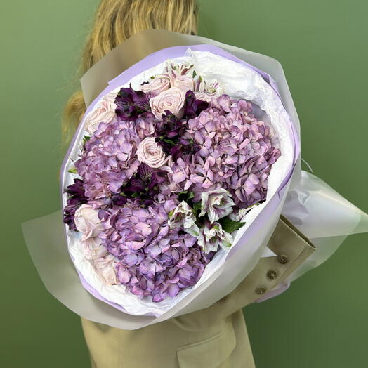 Букет с гортензиями, альстромерией и кустовой розой