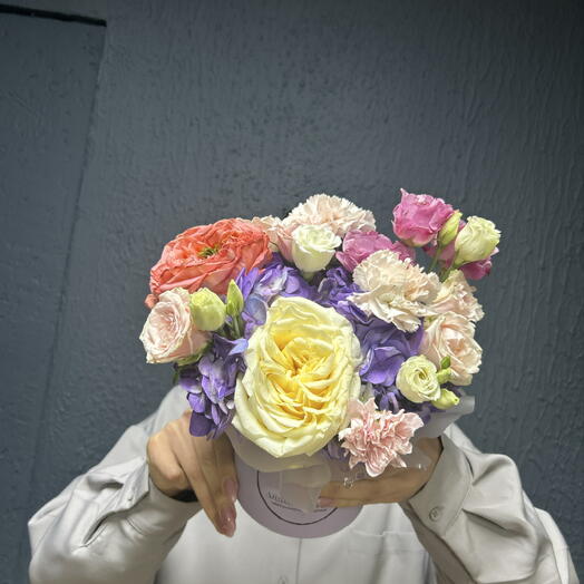 Цветы в коробке «Черничный чизкейк»