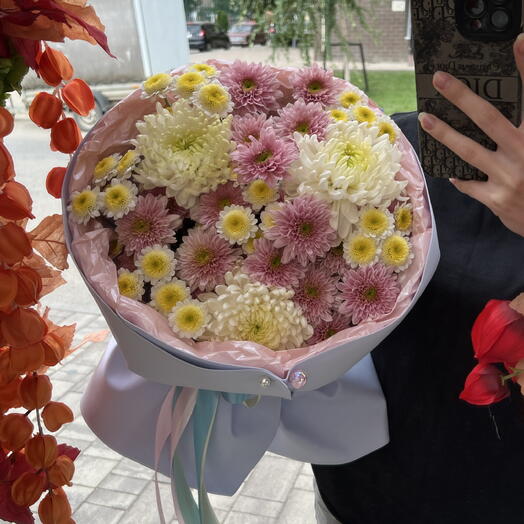 Букет « Нежные краски » с одноголовой и кустовой хризантемой в стильной упаковке 🤍💕