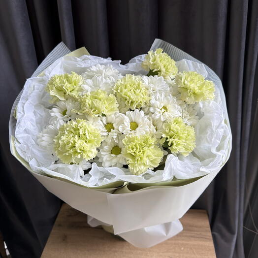 Букет с ромашковой хризантемой и гвоздикой 🌼