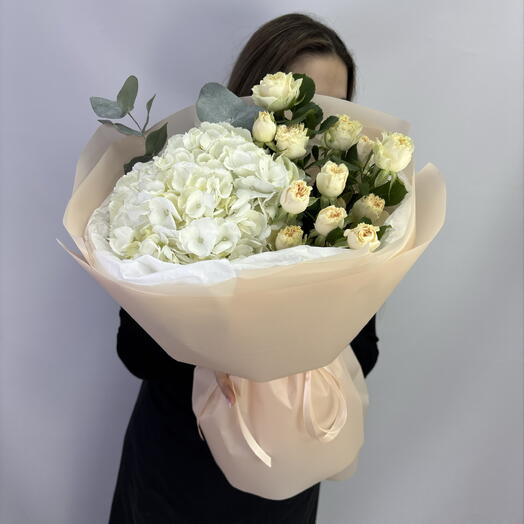 Белая гортензия и кустовые розы