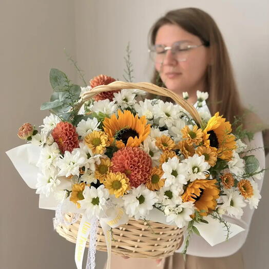 Корзина с подсолнухами