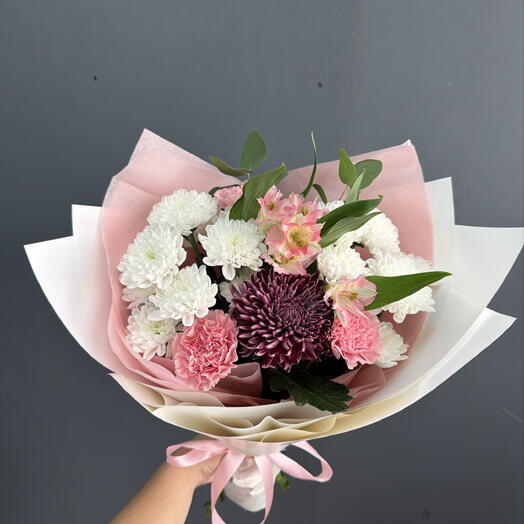 Сборный букет из хризантем, диантусов, эвкалипта и альстромерии 💐