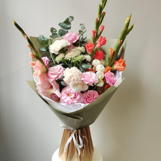 Авторский букет с гладиолусами, эустомой, гвоздикой и хризантемой 🌸
